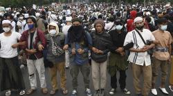 Kompak, Massa Habib Rizieq Bergandengan Tangan Membentuk Barikade Manusia