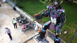 Penampakan Robot Raksasa Buatan Polisi Berbahan Ratusan Knalpot Motor Sitaan