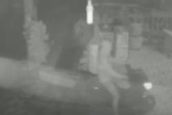 Video Aksi 2 Pemuda Bakar Sepeda Motor Terekam CCTV