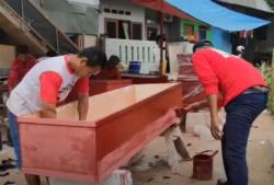 Video Pesanan Peti Mati Melonjak, Pekerja Kewalahan