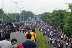 Video Sidang Vonis HRS, Pendukung Bentrok dengan Polisi