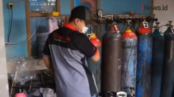 Video Covid-19 Merebak, Agen Pengisian Tabung Oksigen di Bandung Kewalahan