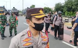 Polisi Amankan 150 Pendukung Habib Rizieq di Sekitar PN Jaktim, Ada yang Bawa Senjata Tajam