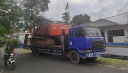 Truk Pengangkut Ekskavator di Bangka Barat Seruduk Baliho hingga Ambruk