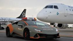Keren, Lamborghini Huracan Evo Jadi Pemandu Pesawat di Bandara
