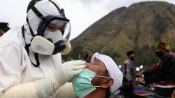 Ikuti Yadnya Kasada di Gunung Bromo, Warga Tengger Jalani Swab Test Antigen