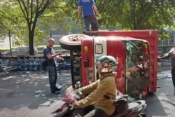 Video Evakuasi Truk Muatan Galon Air Mineral Terguling di Jalan TB Simatupang