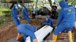 Viral, Relawan MDMC Kudus Makamkan Jenazah Pasien Covid-19 Non Muslim<
