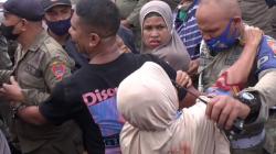 Pembongkaran Lapak PKL di Pasar Mardika Berlangsung Ricuh<