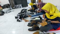 Geliat UMKM di Masa Pandemi, Produk Alas Kaki Rumahan Raup Omset Rp500 Juta