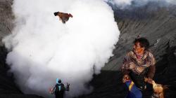 Umat Hindu Suku Tengger Larung Sesaji ke Kawah Gunung Bromo