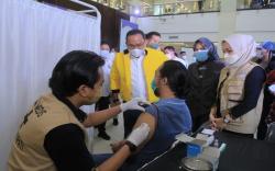 400 Pelaku UMKM di Palembang Terima Vaksin Covid-19<