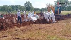 Alat Berat Dikerahkan untuk Penggalian Makam Jenazah Covid-19