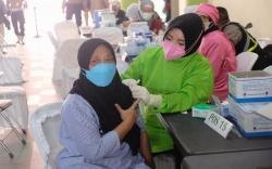 Tinjau Vaksinasi Massal HUT Bhayangkara, Sekda Jabar Ingatkan Warga Tetap Disiplin Prokes <