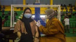 Ribuan Warga Cirebon Serbu Vaksinasi Massal di Markas Yon Arhanudse<