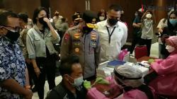 Video Kapolda Metro Jaya Tinjau Vaksinasi Massal Gojek di JIExpo Kemayoran