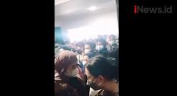 Video Viral Puluhan Warga Berkerumun untuk Vaksinasi di Kota Makassar