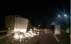 Truk Boks Tabrak Dump Truck di Tol Sedyatmo Jakarta, Paket Berserakan di Jalan