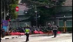 Polisi Selidiki Video Viral Pemotor Terobos Pembatas Jalan di Bandung<