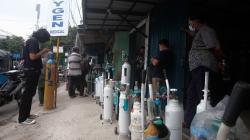 Suasana Antrean Panjang Isi Ulang Oksigen Medis di Manggarai