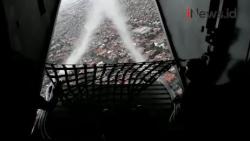 Video TNI AL Semprot Disinfektan dari Udara di Kawasan Bangkalan dan Surabaya
