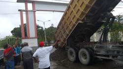 24 Mantan Anggota Dewan di Mimika Blokir Jalan, Tuntut Diaktifkan Kembali