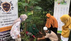 MNC Peduli Bersama STIE MNC Gelar Budidaya Markisa di Bekasi