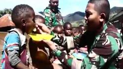 Satgas Yonif 310 Kidang Kencana Bagikan Nasi Kuning Khas Sunda ke Warga Mbua Papua<