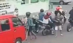 Viral Pengemis Bergantian Pakai Tongkat di Lampu Merah, Ternyata Bisa Jalan Normal<