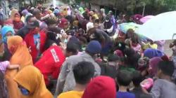 Tradisi Tolak Balak di Grobogan, Warga Antusias Rebutan Nasi Ingkung saat Hujan 