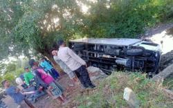 Hindari Anjing, Truk Oleng Masuk Parit di Sumbawa