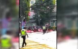 Pemotor Terobos Pembatas Jalan di Kota Bandung, Saksi Mata: Katanya dari Ormas