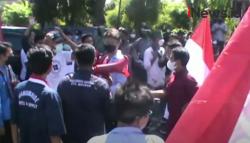 Video Mahasiswa Blokade Jalan Tolak Kedatangan Pimpinan KPK di NTB