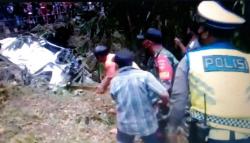 Mobil Travel Terjun ke Sungai akibat Tak Kuat Menanjak, Sopir dan 6 Penumpang Terluka