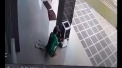 Datang ke Masjid Bukan Sholat, Lansia di Medan Terekam CCTV Bobol Kotak Amal