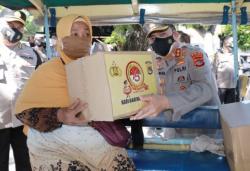 Peringati HUT ke-75 Bhayangkara, Polda NTB Bagikan 10.770 Masker dan Ratusan Paket Sembako