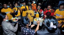 Penumpang KMP Yunicee Selamat Jalani Ritual saat Tiba di Pelabuhan Gilimanuk