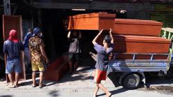 Perajin Kayu Kewalahan Banyak Pesanan Peti Mati Khusus Jenazah Covid