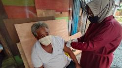 Percepat Vaksinasi Covid-19 untuk Lansia, Polda Kalsel Datangi Warga Door to Door