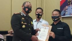 Bripka Sri Iwan Terima Penghargaan dari Polda Babel