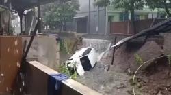 Viral, Mobil Putih Terseret Arus Banjir di Cimahi, Pengemudi Selamat<
