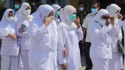 Isak Tangis Warnai Penghormatan Terakhir kepada Bidan Meninggal Terpapar Covid