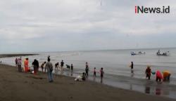 Video Belasan Warga Berburu Ikan Seribu di Pantai Desa Babana Mamuju Tengah