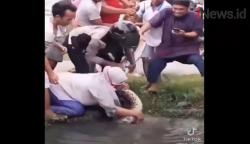 Video Viral Emak-Emak Tangkap Ular dari Selokan