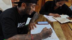 Posting Foto Santri Bertato di Pondok Tasawuf Underground, Khofifah: Tak Ada Kata Terlambat Belajar Agama