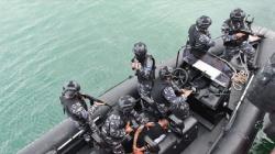 Prajurit TNI Lantamal VI Lumpuhkan Perompak di Perairan Makassar