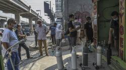 Antrean Warga Bekasi Isi Ulang Tabung Gas Oksigen Medis