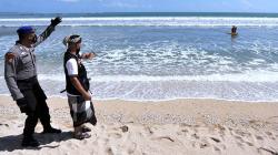 Pantai Kuta Dijaga Pecalang, Wisatawan Dilarang Masuk