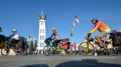 Pesepeda Ini Sudah 3 Bulan Keliling Indonesia