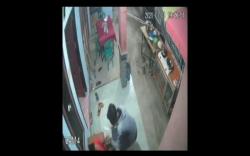 Terekam CCTV, ABG Disayat Begal Handphone di Teras Rumah Palembang <